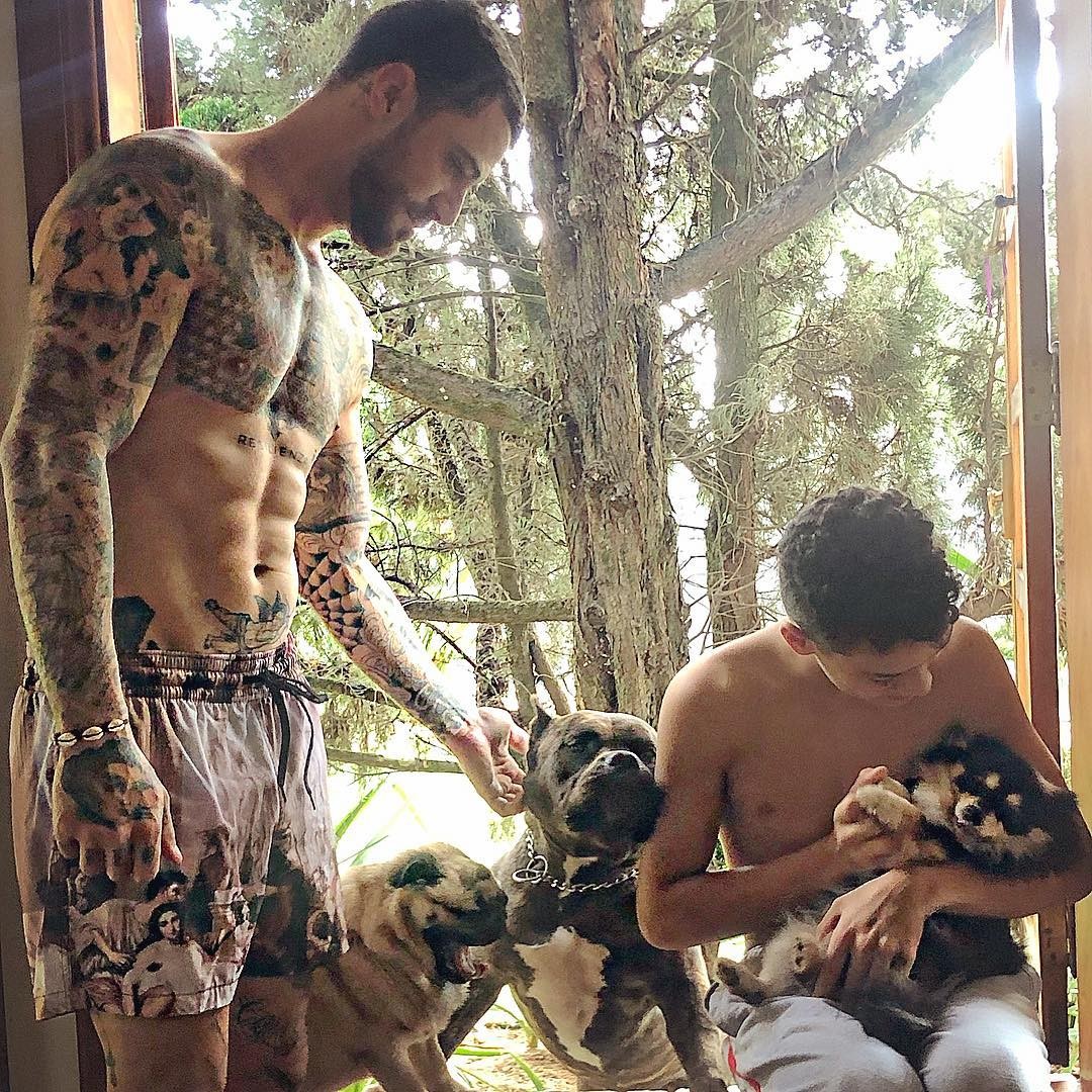 Felipe Titto com seu filho Theo e os cachorros (Foto: Reprodução/Instagram)