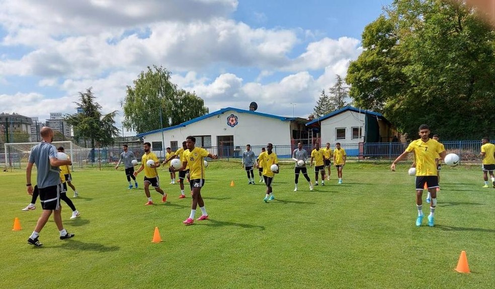 Jogadores árabes treinam na Sérvia em preparação para o duelo com a seleção brasileira — Foto: Divulgação