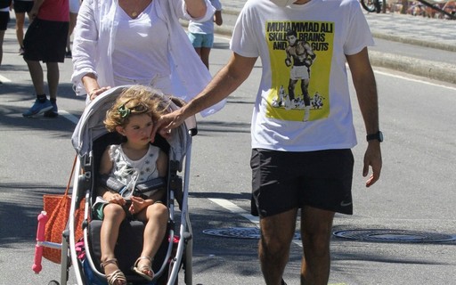 Mariana Weickert passeia com a filha mais velha e o marido pela orla do Rio