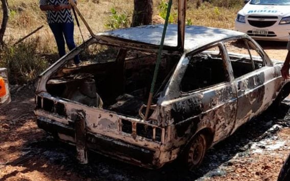Carro do jovem foi encontrado queimado perto da casa onde morava, em Uruaçu, Goiás — Foto: Divulgação/Polícia Civil de Goiás