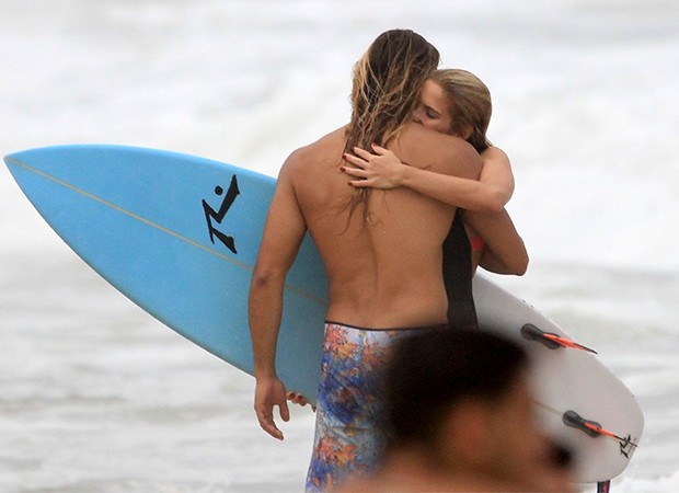 Isabella Santoni é fotografada aos beijos em praia carioca (Foto: Agnews)
