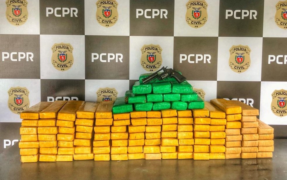 Drogas e arma apreendidas com o suspeito de envolvimento na morte do ex-prefeito Zé Gomes, de Itumbiara — Foto: Divulgação/Polícia Civil.