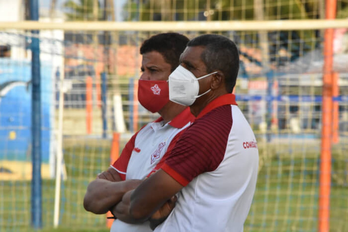 Elias comemora vitória em casa, mas lamenta chances