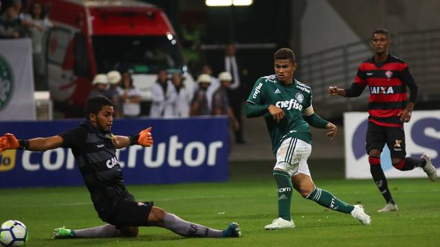 Yan marca o primeiro gol do Palmeiras