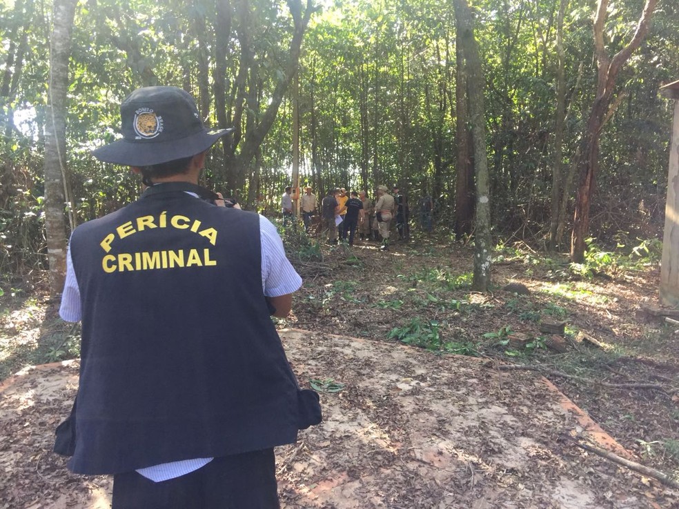 PerÃ­cia estÃ¡ no local em que corpo foi encontrado dentro de fossa em uma chÃ¡cara da capital (Foto: FlÃ¡vio Dias/G1 MS)