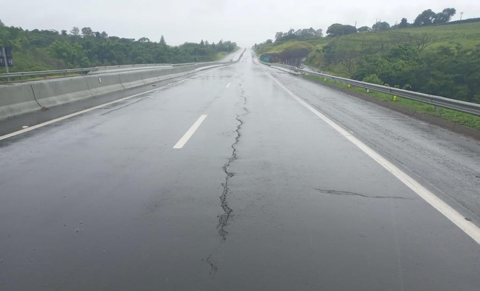 Rachaduras provocaram a interdição da Rodovia Comandante João Ribeiro de Barros na região de Garça — Foto: Polícia  Rodoviária/Divulgação 