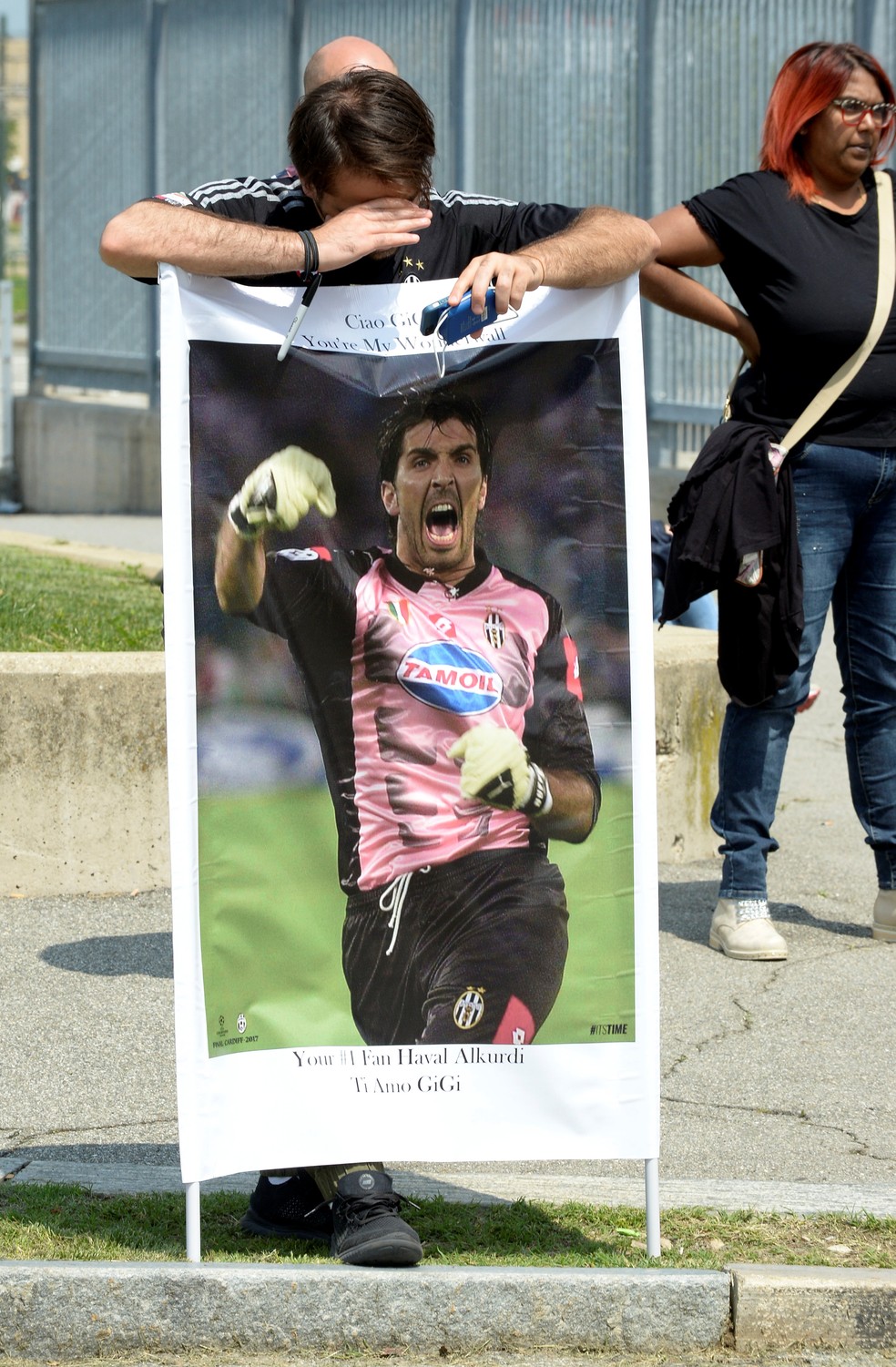 Torcedores da Juventus lamentam anÃºncio de Gianluigi Buffon  (Foto: Reuters)