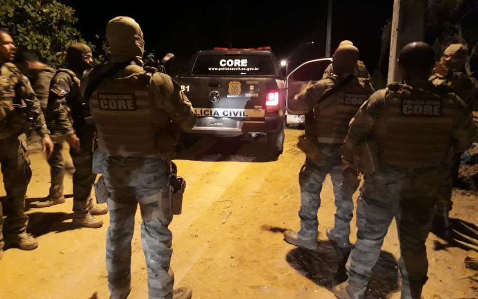 Policiais civis da Coordenadoria de Operações e Recursos Especiais (Core) em ação para localizar autor de estupro — Foto: SSP/SE/Divulgação