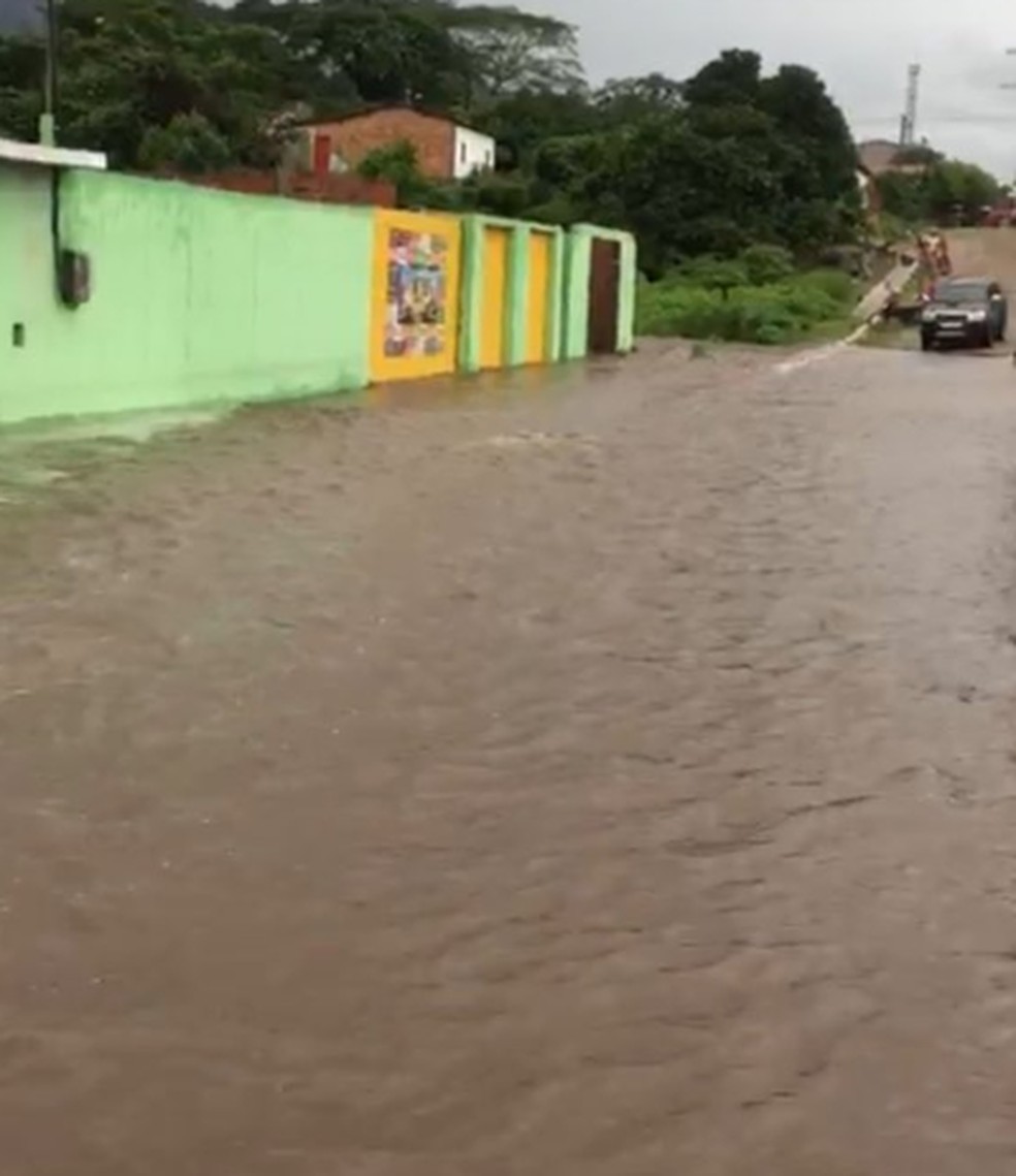 Granja a chuva também deixou ruas alagadas principalmente na Zona Rural da cidade. — Foto: Matheus Ferreira/TV Verdes Mares