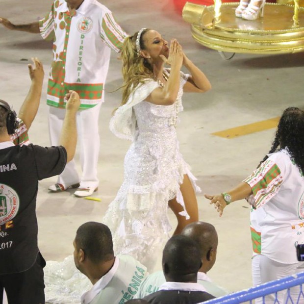 Ivete Sangalo veste terceiro look e joga beijos ao público da Sapucaí (Foto: AgNews)
