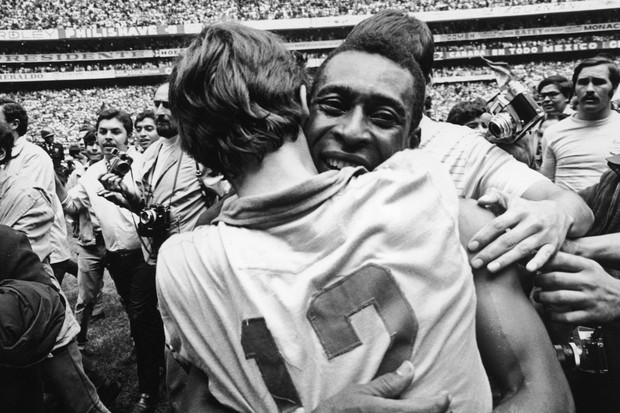 Pelé abraça goleiro reserva Ado após tri em 1970 (Foto: Getty Images)
