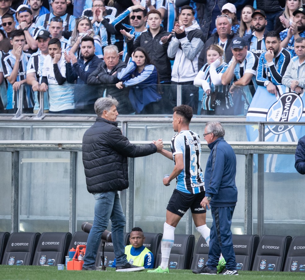 Renato e Bitello em vitória do Grêmio — Foto: Maicon Jacondino/F10 Comunicação