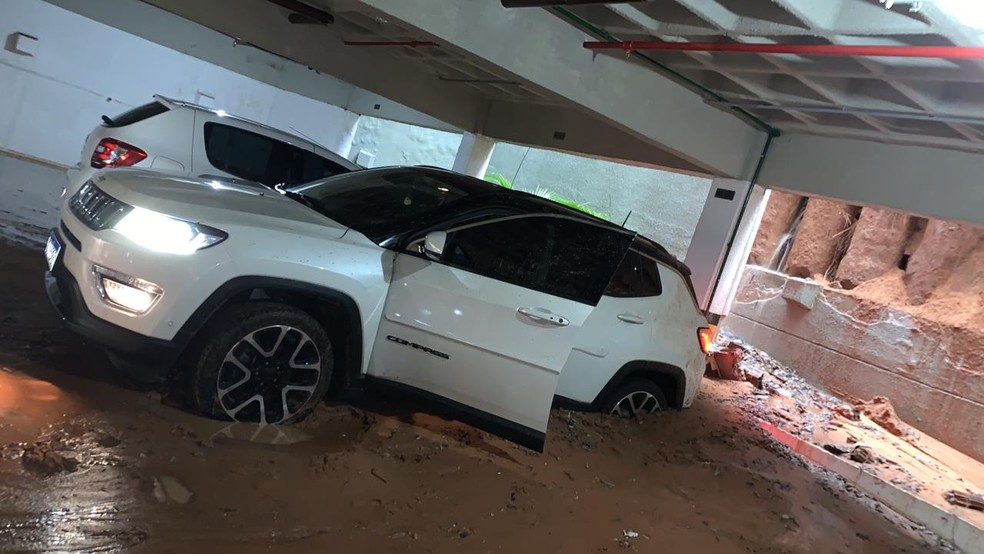 Carros foram atingidos por muro que caiu em Natal — Foto: Redes Sociais