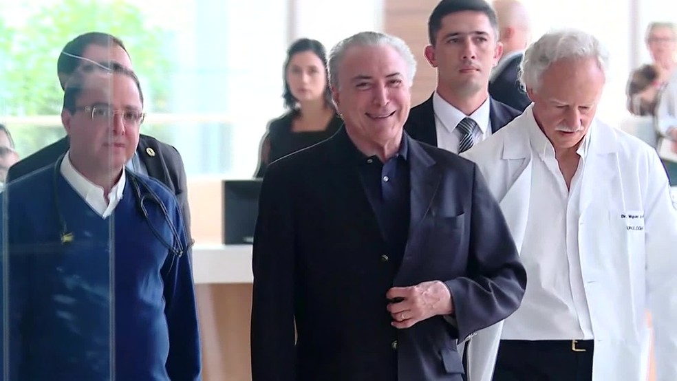 Presidente Temer deixa o hospital acompanhado do urologista e do médico Kalil Filho (Foto: reprodução/G1)