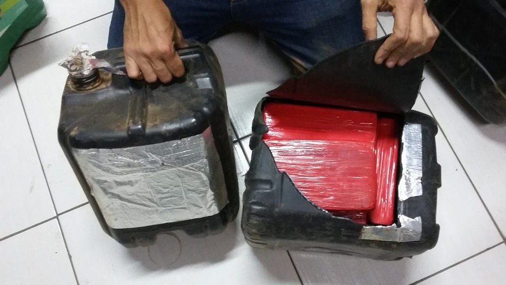 Drogas foram encontradas dentro de galões de óleo  (Foto: PRF/ Divulgação )