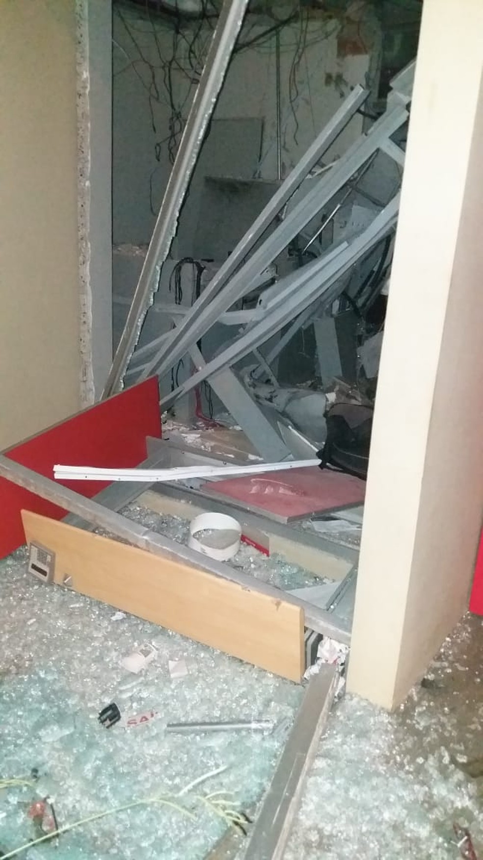 Suspeitos utilizaram dinamites para invadir agência bancária em Santa Maria da Serra — Foto: Redes sociais/Reprodução