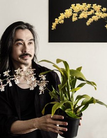 O biólogo Sergio Oyama Junior é colunista de Casa e Jardim sobre orquídeas (Foto: Zeca Wittner/Divulgação)