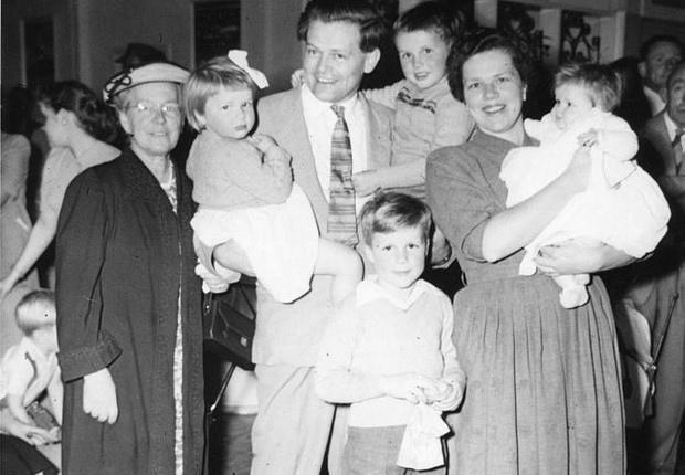 David com sua família, 1958 (Foto: COLEÇÃO DA FAMÍLIA WARREN VIA BBC)