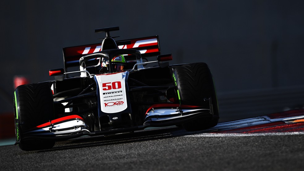 Mick Schumacher pilota carro da Haas em Abu Dhabi, em 2020 — Foto: Getty Images