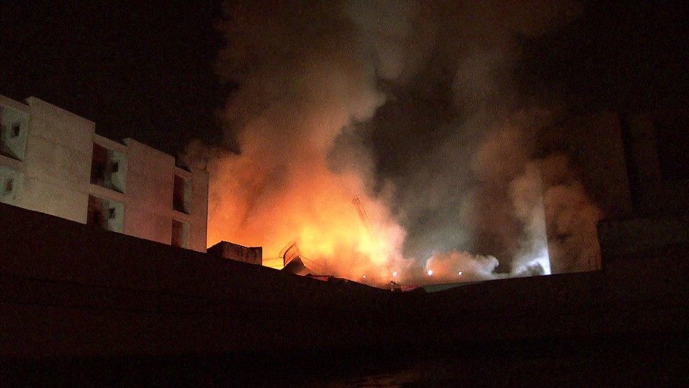 Fogo começou em terreno invadido e alastrou para estoque de loja e hotel (Foto: Reprodução/TV Globo)