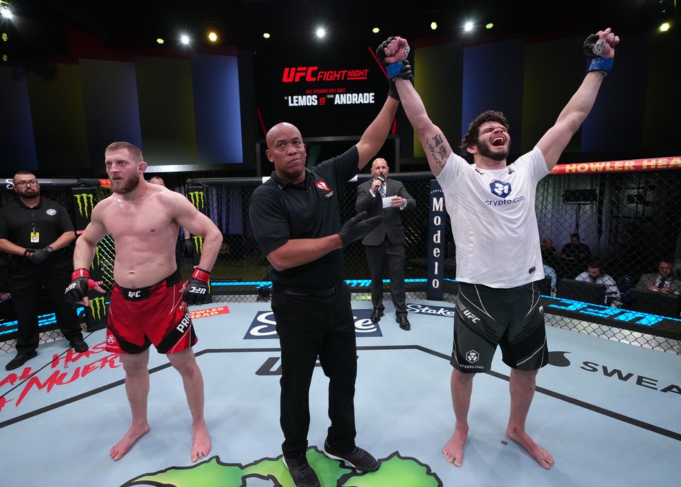 Philipe Lins venceu Marcin Prachnio por decisão unânime (triplo 29-28) — Foto: Jeff Bottari/Zuffa LLC