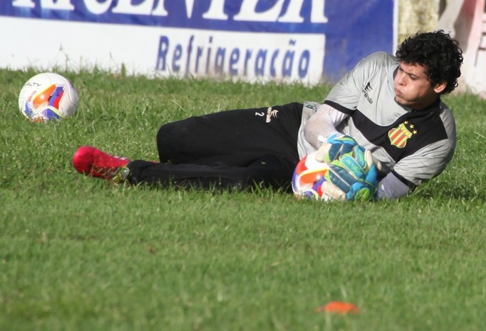 Goleiro Rodrigo ainda não jogou e faz estreia diante do Criciúma, nesta sexta-feira (Foto: De Jesus/ Jornal O Estado)