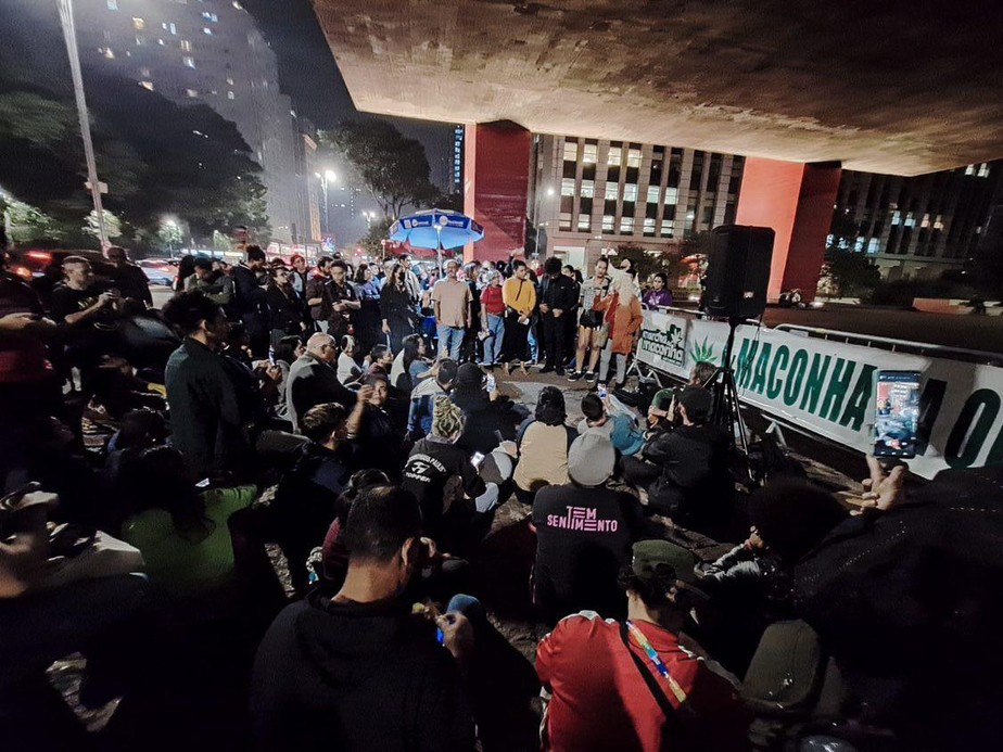 Manifestantes no vão livre do Masp durante a Marcha da Maconha extraordinária