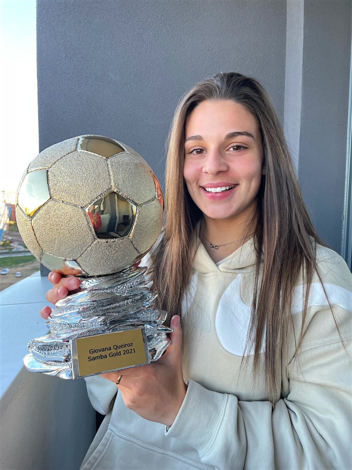 Gio Queiroz ganha a primeira edição feminina do Samba Gold, como melhor
