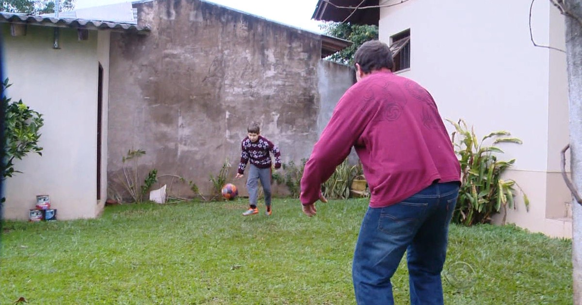 G1 - 'É besteira', diz pai que garantiu direito de jogar futebol com o  filho em casa - notícias em Rio Grande do Sul