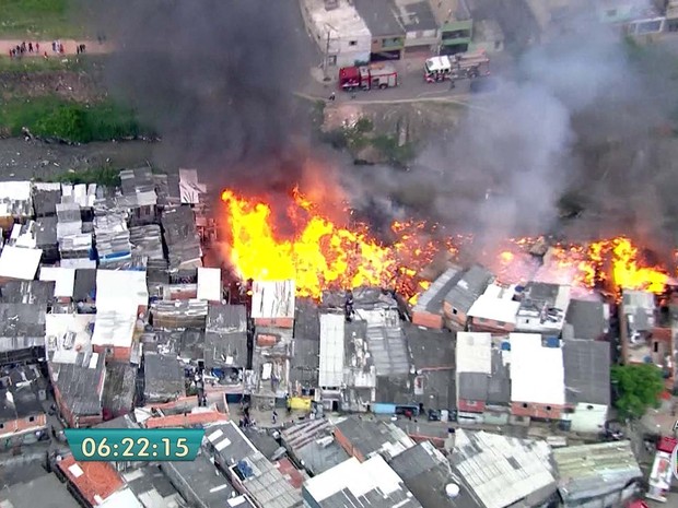 Incêndio atinge favela em Sapopemba, na Zona Leste da capital paulista, na manhã desta sexta-feira (23) (Foto: Reprodução/TV Globo)