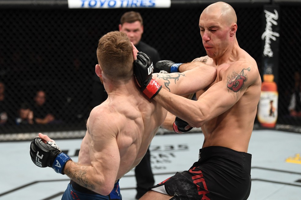 Paul Felder acerta cotovelada giratÃ³ria em James Vick â?? Foto: Getty Images