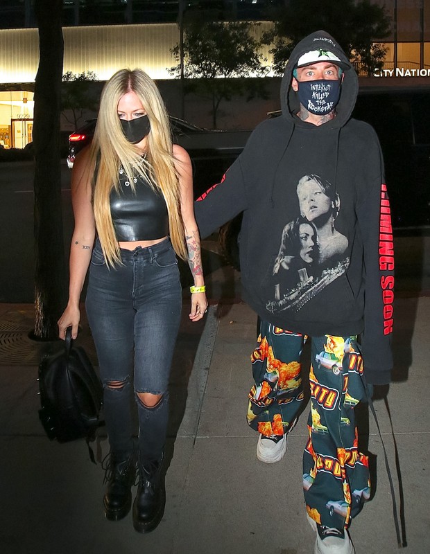 LOS ANGELES, CA - AUGUST 17: Avril Lavigne and Mod Sun are seen on August 17, 2021 in Los Angeles, California.  (Photo by Rick Mendoza/FAME/Bauer-Griffin/GC Images) (Foto: GC Images)