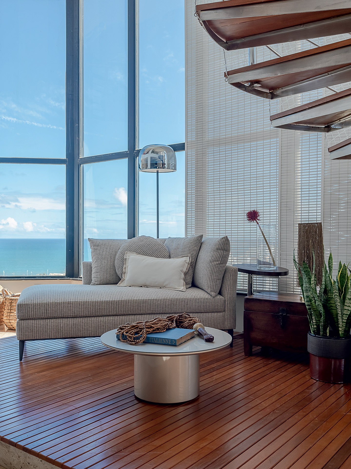 Com vista para o mar, apartamento é convite para relaxar (Foto: Wesley Diego Emes)