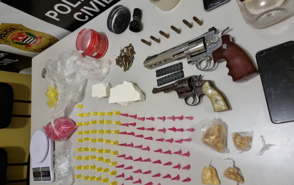 Drogas, armas e celulares apreendidos em Lavínia (SP) — Foto: Polícia Civil/Divulgação