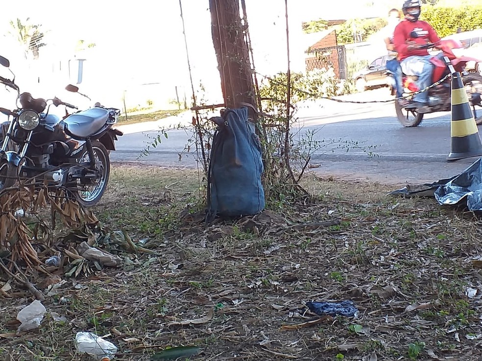 Mochila que o homem levava para o trabalho ficou ao lado do corpo na PI-112, em União — Foto: Reprodução/Alejandro Fernandes