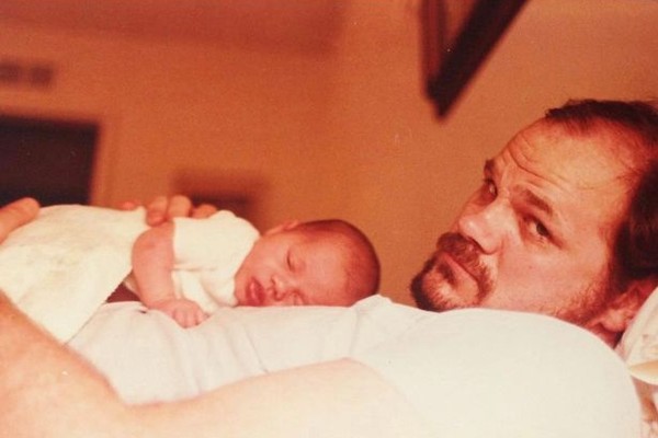 Meghan Markle e Thomas Markle quando a atriz era bebê (Foto: Instagram)