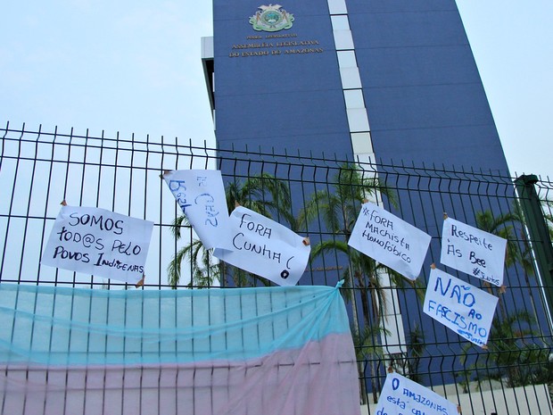 Grupo pregou cartazes em frente à ALE-AM (Foto: Indiara Bessa/G1 AM)