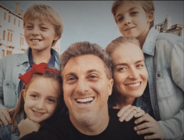 Angélica e Luciano Huck com os filhos, Joaquim, Benício e Eva — Foto: TV Globo