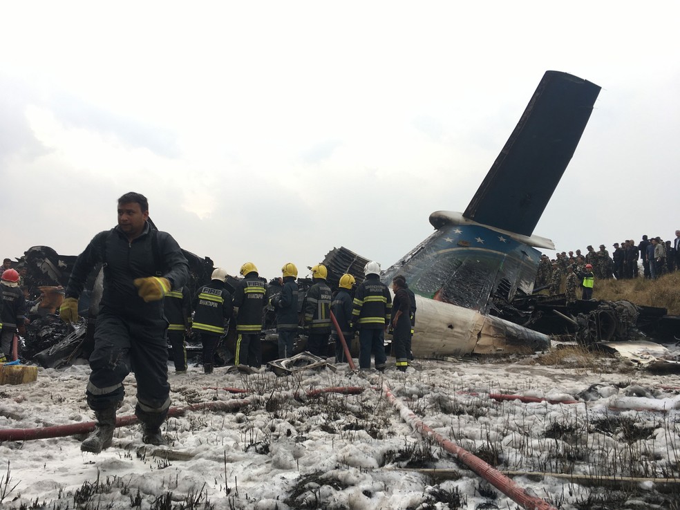 Avião caiu no aeroporto de Katmandu, no Nepal, na manhã desta segunda-feira (12)  (Foto: Niranjan Shreshta/ AP)