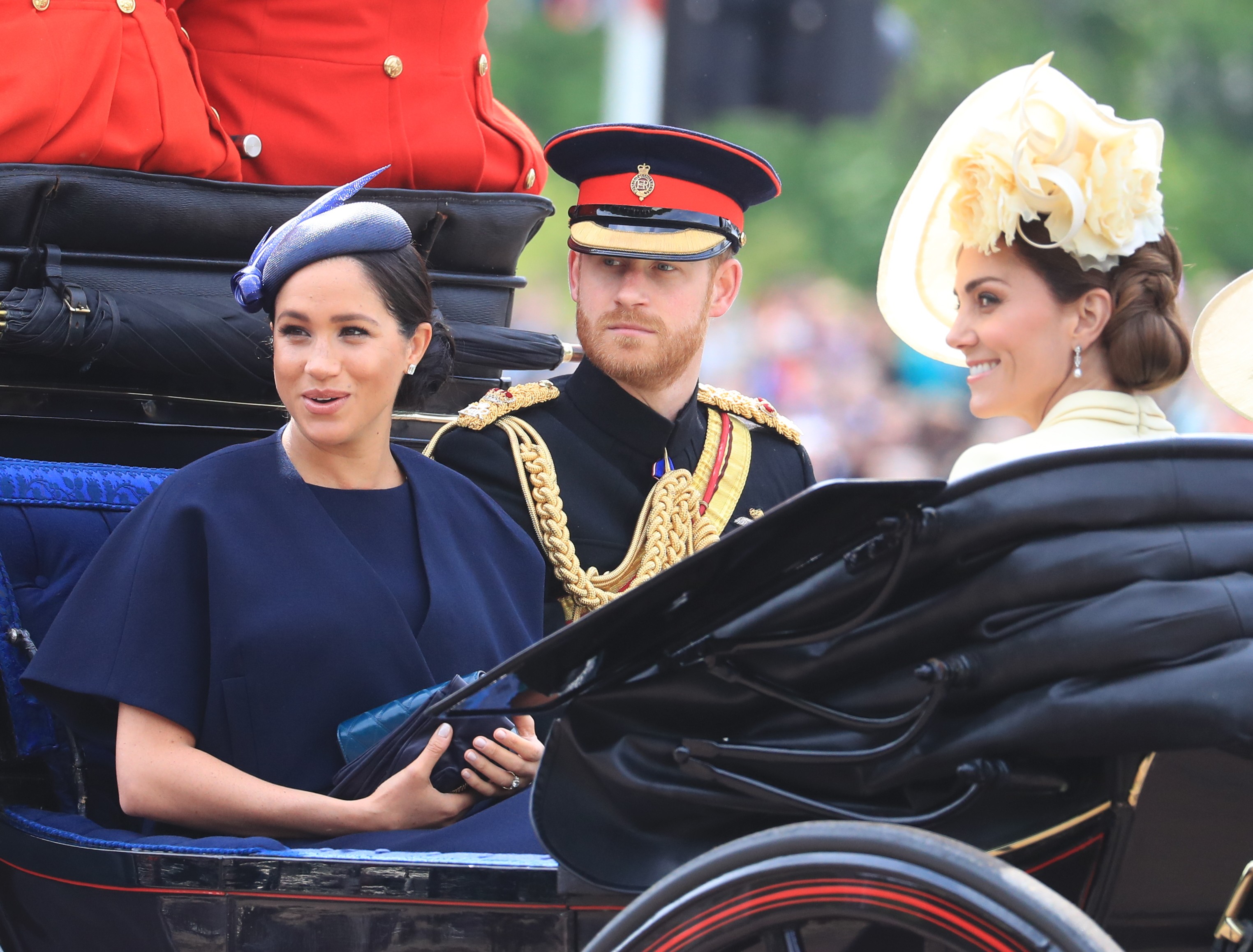 A atriz e duquesa Meghan Markle em seu primeiro evento com a família real após dar à luz, na companhia do marido, o Príncipe Harry, e da dquesa Kate Middleton (Foto: Getty Images)