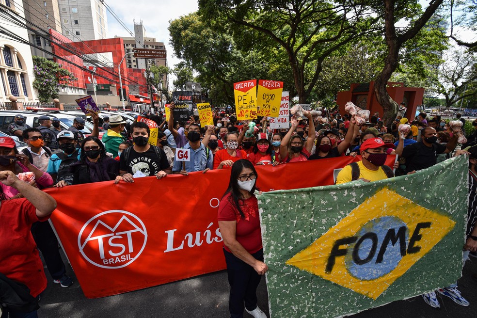 Manifestantes protestaram contra a fome nas vias da cidade de São Paulo na tarde deste sábado (13) — Foto: Roberto Sungi/Futura Press/Estadão Conteúdo