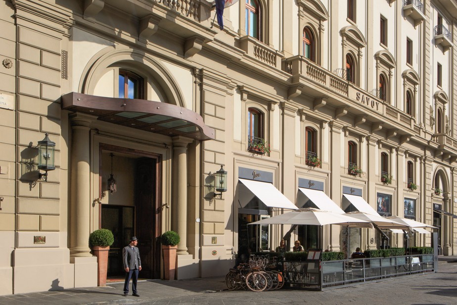 Entrada do Hotel Savoy, localizado na Piazza della Repubblica