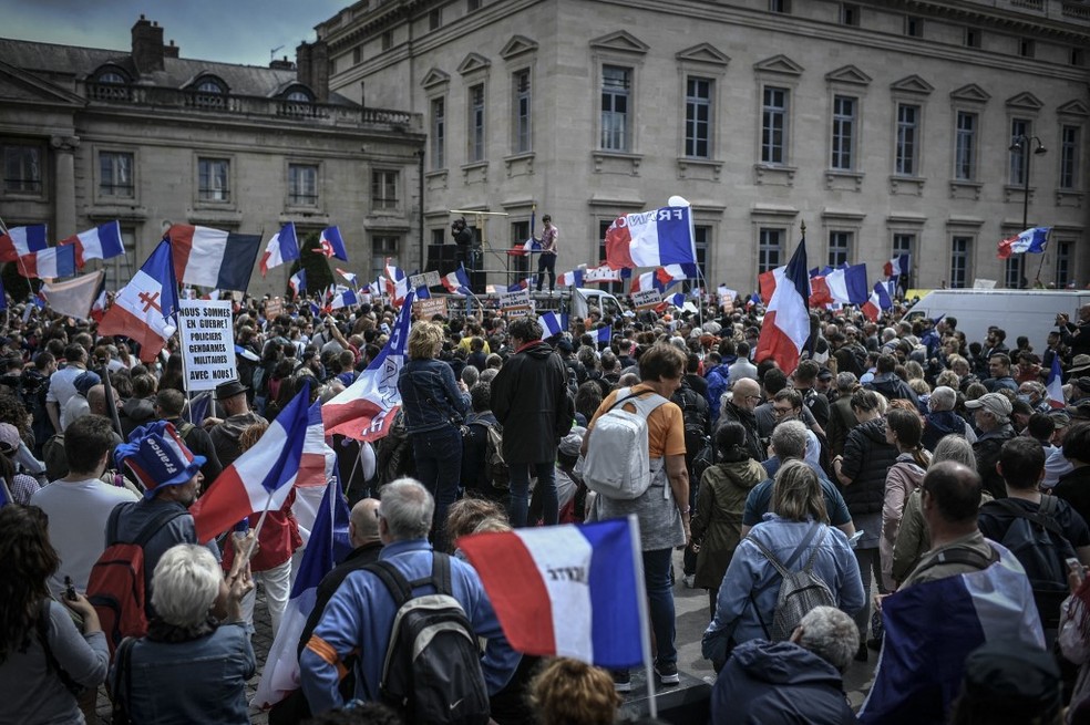 Protesto em Paris, capital da França, reúne manifestantes contra passaporte sanitário — Foto: STEPHANE DE SAKUTIN / AFP