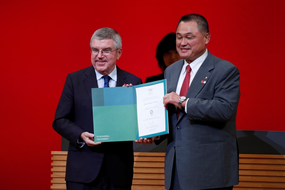 Presidente do COI Thomas Bach e o presidente do Comitê Olímpico Japonês Yasuhiro Yamashita — Foto: Reuters