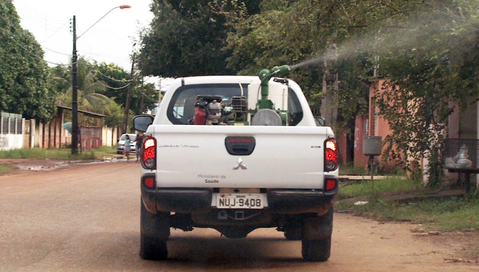 Carros de fumacê tem sido utilizados em Caracaraí, Sul de RR, para combater a propagação da doença (Foto: Reprodução/Rede Amazônica)