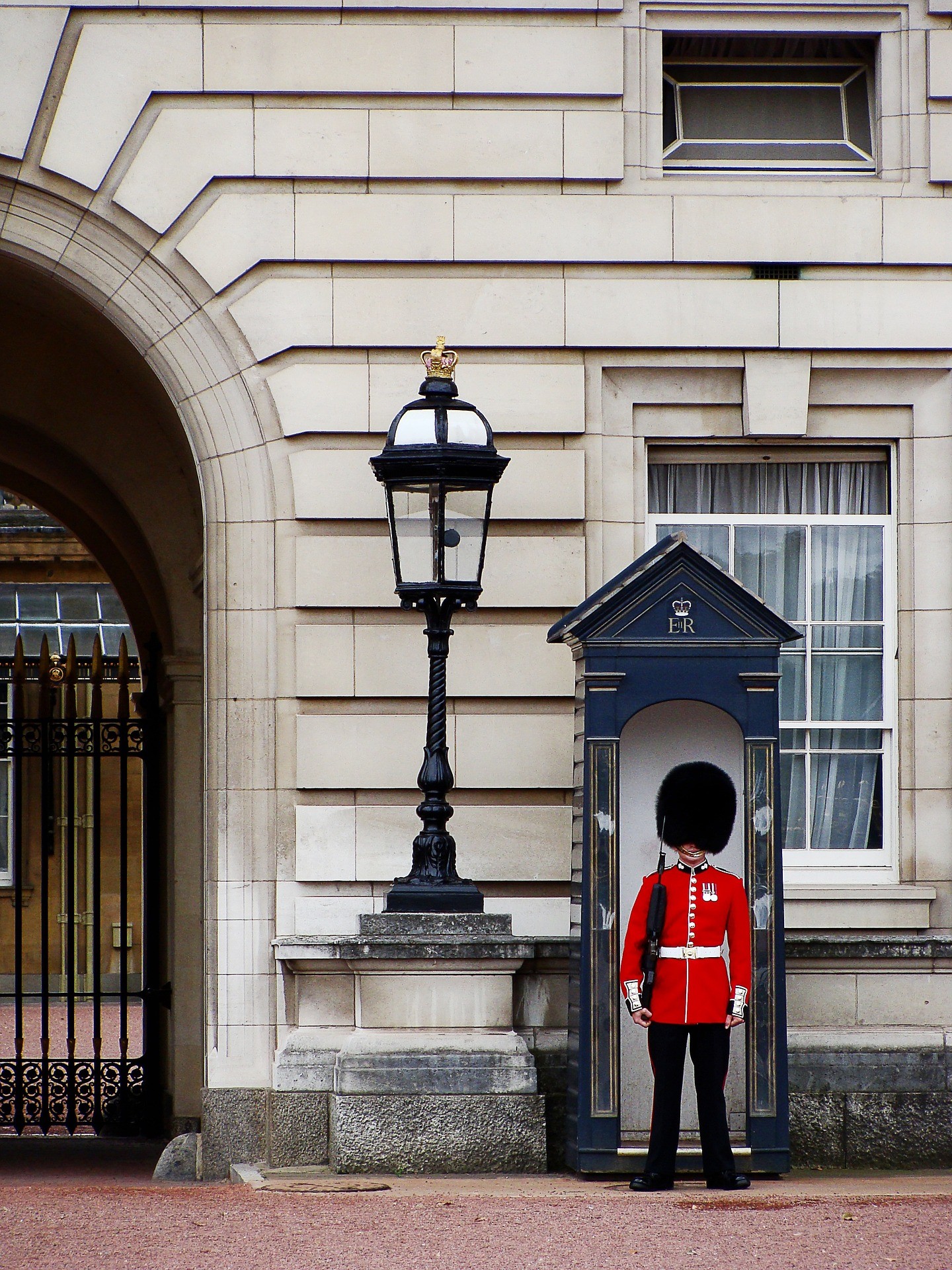 Guarda britânico em frente ao Palácio de Buckingham, em Londres, capital do Reino Unido — Foto: Reprodução / Pixabay