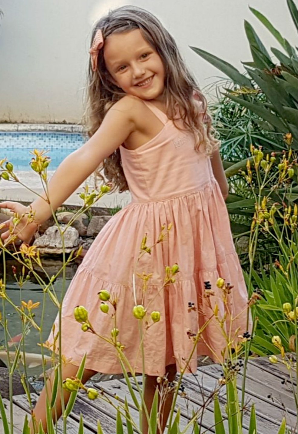 Gabriela Juliete, de 6 anos, tomou a decisão de fazer companhia ao idoso que jantava sozinho  — Foto: Arquivo pessoal