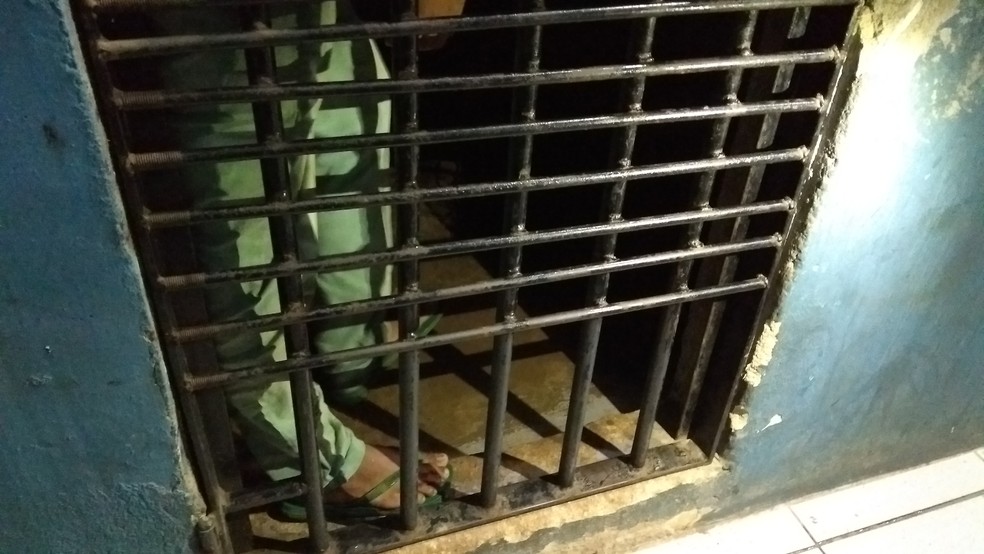 Próprios presos é quem entopem as latrinas em celas da Central de Flagrantes de Porto Velho disse funcionários (Foto: Jheniffer Núbia / G1)