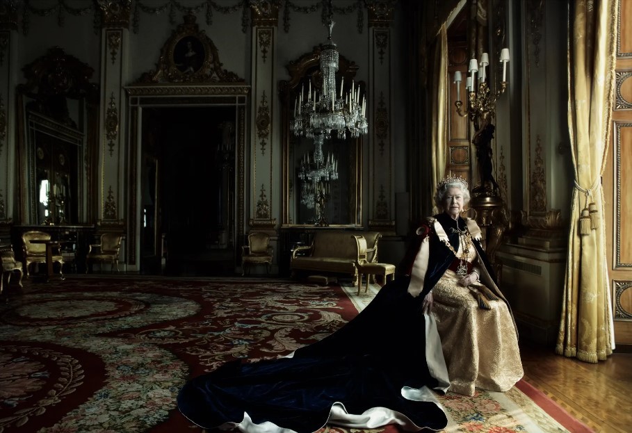 Rainha Elizabeth II fotografada no Palácio de Buckingham, em 2007 — Foto: Annie Leibovitz/Divulgação Vogue