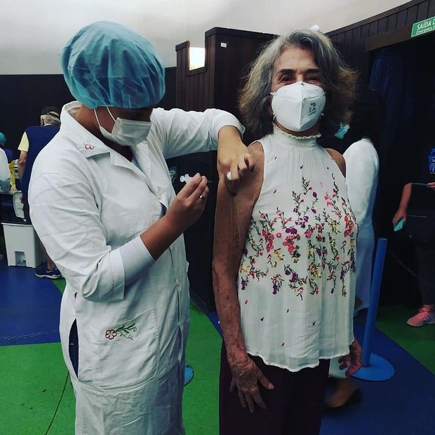 Betty Faria toma segunda dose da vacina contra o coronavírus (Foto: Reprodução/Instagram)